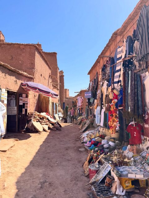 If you ever visit Morocco, don’t skip Ait Ben Haddou, a UNESCO World Heritage Site.
This ancient village in the middle of the desert feels like a real-life movie set!

#aitbenhaddou #morocco